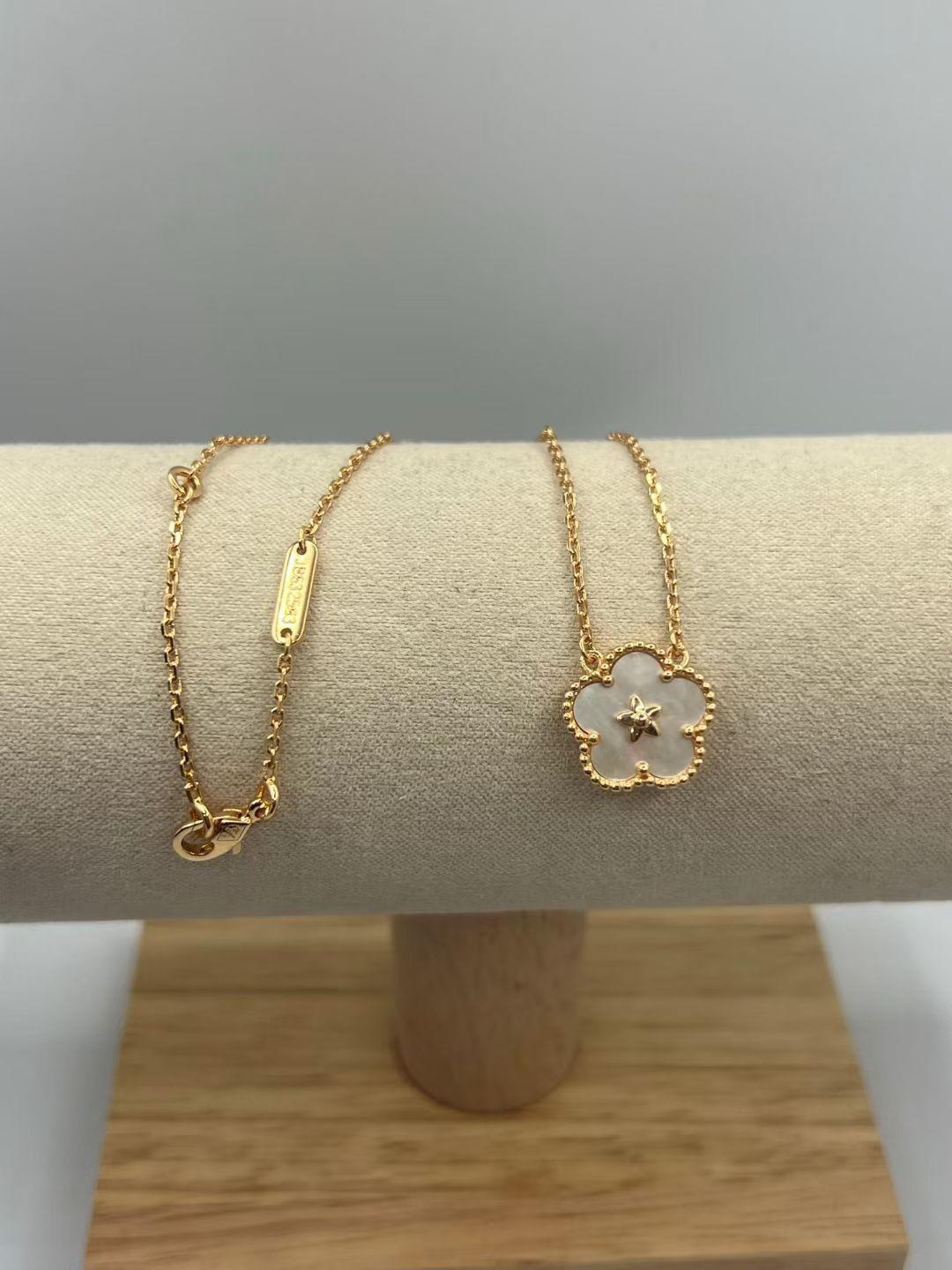 Clover Bracelet 18